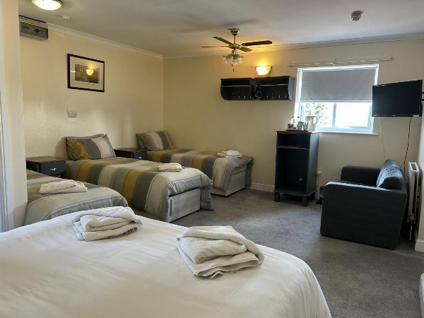 Halfway House Inn Country Lodge image 4