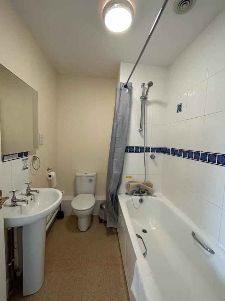 Room image 4